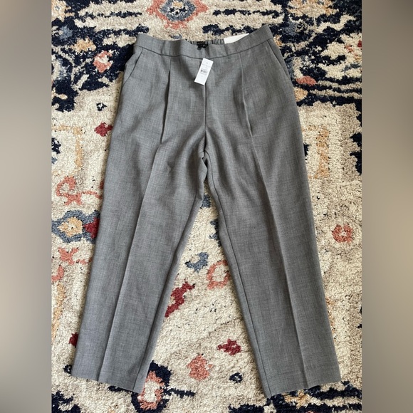 Ann Taylor 
The Easy Ankle 
High rise 
L
New with tags 
$98 tag price - Picture 4 of 7